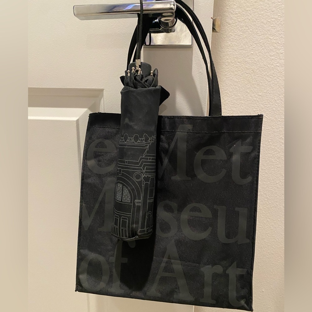 MET Museum tote with umbrella
